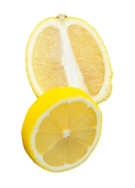 Olgun sarı limon meyvelerinin daire şeklinde dilimleri ve oval şekillerin üst üste dizilmesi beyaz arka planda kırpma yolu ile izole edilmiştir..
