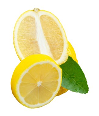 Olgun sarı limon meyvesi, daire şeklinde dilimler ve yeşil yapraklı oval şekil beyaz arka planda kırpma yolu ile izole edilmiştir..
