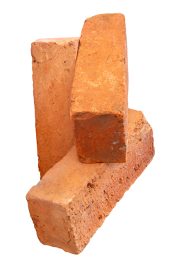 Yığındaki üç çatlamış eski kırmızı veya turuncu tuğla yan görünümü png dosya biçiminde kırpma yolu ile izole edilmiştir.