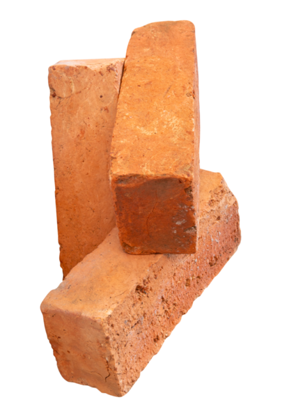 Yığındaki üç çatlamış eski kırmızı veya turuncu tuğla yan görünümü png dosya biçiminde kırpma yolu ile izole edilmiştir.