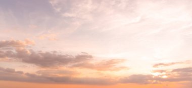 Güzel bir sabah ya da akşam portakal rengi gökyüzü ya da gün batımı ya da gün doğumu dekoratif sanat eserlerinde doğal arkaplan dokusu olarak kullanıldığında bulutlu olan canlı bir gökyüzü.