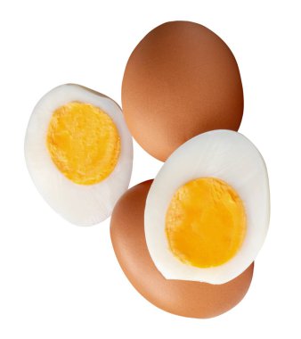 İki çiğ tavuk yumurtasının üst görüntüsü ve yumurta sarısı ile pişirilmiş ya da kaynatılmış yumurta iki yarım yığın halinde beyaz arka planda kırpma yolu ile izole edilir..