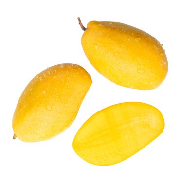 Yarısı ve su damlacıkları ile iki olgun sarı mango seti beyaz arka planda kırpma yolu ile izole edilir.