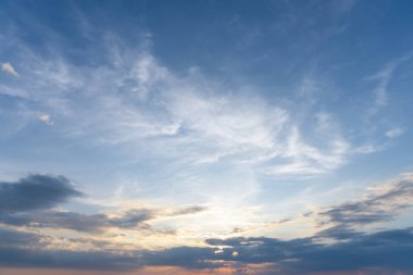 Güzel bir sabah ya da akşam mavi ve turuncu gökyüzü bulutlu günbatımları ya da günbatımları doğal arkaplan dokusu olarak kullanılan denizde çekilirken