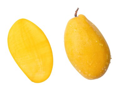 Tek bir olgun sarı mango meyvesi seti yarım ve su damlacıkları beyaz arka planda kırpma yolu ile izole edilir.