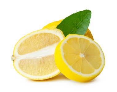 Olgun sarı limon meyvesi, daire şeklinde dilimler ve yeşil yapraklı oval şekil beyaz arka planda kırpma yolu ile izole edilmiştir..