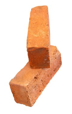 Yığındaki iki çatlamış kırmızı ya da turuncu tuğlanın yan görünümü kırpma yolu ile beyaz arkaplanda izole edilmiştir..