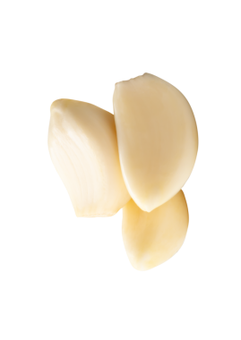 Soyulmuş sarımsak karanfillerinin veya yığın içindeki parçaların üst görünümü png dosya biçiminde kırpma yolu ile izole edilmiştir.