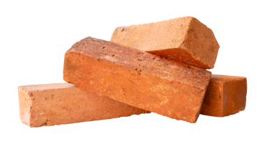 Yığındaki dört çatlamış eski kırmızı veya turuncu tuğla yan görünümü png dosya biçiminde kırpma yolu ile izole edilmiştir.