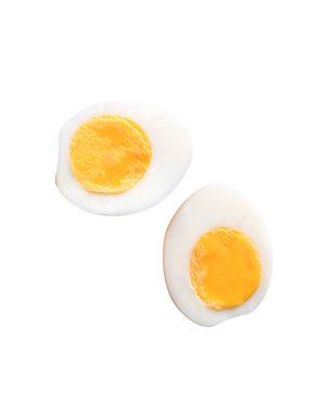 İki yarım yumurta sarısı ile pişirilmiş ya da haşlanmış tavuk yumurtaları beyaz arka planda kırpma yolu ile izole edilir..