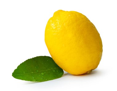 Yeşil limon yaprağı ve su damlacıkları ile tek taze olgun limon meyvesi yan görünümü kırpma yolu ile beyaz arka planda izole edilir.