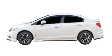 Beyaz spor arabasının sol tarafı kırpma yolu ile beyaz arka planda izole edilmiştir.