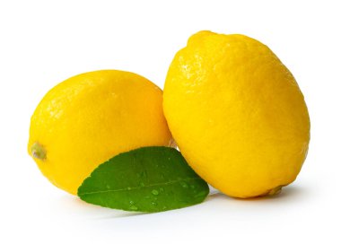 Yeşil limon yaprağı ve su damlacıkları ile iki taze olgun limon meyvesi yan görünümü kırpma yolu ile beyaz arka planda izole edilir.
