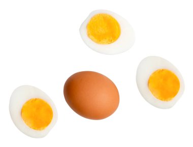 Çiğ kahverengi tavuk yumurtası seti ve yumurta sarısı ile pişirilmiş ya da haşlanmış tavuk yumurtaları beyaz arka planda kırpma yolu ile izole edilir..