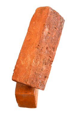 Yığındaki iki çatlamış kırmızı ya da turuncu tuğlanın yan görünümü kırpma yolu ile beyaz arkaplanda izole edilmiştir..