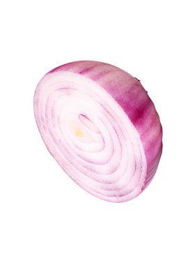 Taze kırmızı ya da mor soğan ampulünün üst görünümü veya daire şeklinde dilimler kesme yolu ile beyaz arkaplanda izole edilir.