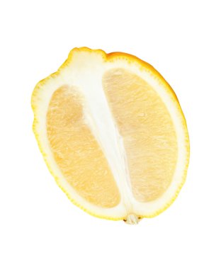 Olgun sarı limon meyvesi veya bir elips veya oval yarım dilimler beyaz arka planda kırpma yolu ile izole edilir.