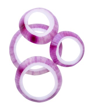 Taze kırmızı ya da mor İspanyol soğan halkalarının ya da yığın halinde dilimlerin üst görünümü kırpma yolu ile beyaz arkaplanda izole edilmiştir..