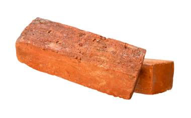 Yığındaki iki çatlamış eski kırmızı veya turuncu tuğlanın yan görünümü png dosya biçiminde kırpma yolu ile izole edilmiştir.