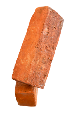 Yığındaki iki çatlamış eski kırmızı veya turuncu tuğlanın yan görünümü png dosya biçiminde kırpma yolu ile izole edilmiştir.