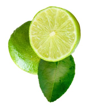 Yarısı daire şeklinde taze yeşil limon meyvesi ve küçük bir yığın yeşil yaprak beyaz arka planda kırpma yolu ile izole edilir.