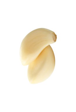 Soyulmuş sarımsak karanfillerinin ya da yığın içindeki parçaların yan görünümü kırpma yolu ile beyaz arkaplanda izole edilmiştir.