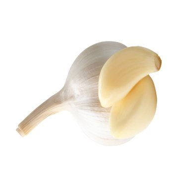 Soyulmuş sarımsak karanfillerinin ya da sarımsaklı soğan parçalarının yan görünümü kesme yolu ile beyaz arkaplanda izole edilmiştir..