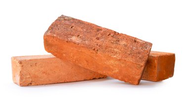 Yığındaki üç çatlamış kırmızı ya da turuncu tuğlanın yan görünümü kırpma yolu ile beyaz arkaplanda izole edilmiştir.