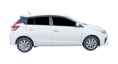 Mini veya küçük beyaz spor hatchback arabasının sağ tarafı kırpma yolu ile beyaz arka planda izole edilir.
