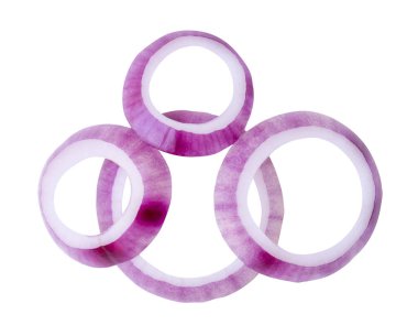 Taze kırmızı ya da mor İspanyol soğan halkalarının ya da yığın halinde dilimlerin üst görünümü kırpma yolu ile beyaz arkaplanda izole edilmiştir..