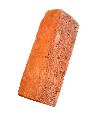 Kırık eski kırmızı ya da turuncu tuğlalardan birinin kenar görüntüsü kırpma yolu ile beyaz zemin üzerinde izole edilmiştir..