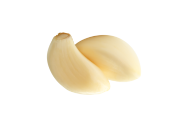 Soyulmuş sarımsak karanfillerinin ya da yığın içindeki parçaların yan görünümü png dosya biçiminde kırpma yolu ile izole edilmiştir.