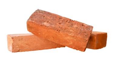 Yığındaki üç çatlamış eski kırmızı veya turuncu tuğla yan görünümü png dosya biçiminde kırpma yolu ile izole edilmiştir.