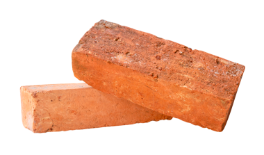 Yığındaki iki çatlamış eski kırmızı veya turuncu tuğlanın yan görünümü png dosya biçiminde kırpma yolu ile izole edilmiştir.