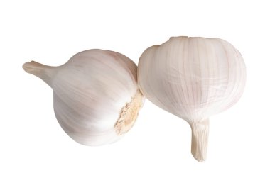 Yığındaki iki beyaz sarımsak ampulünün yan görünümü kırpma yolu ile beyaz zemin üzerinde izole edilmiştir.