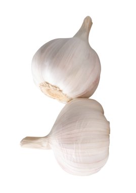 Yığındaki iki beyaz sarımsak ampulünün yan görünümü kırpma yolu ile beyaz zemin üzerinde izole edilmiştir.