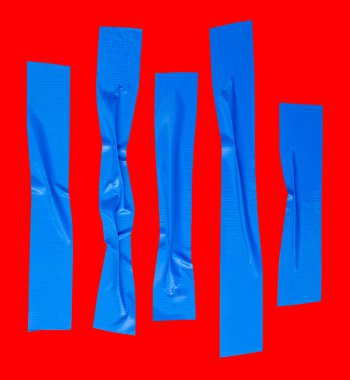 Kırışık veya buruşuk mavi yapıştırıcı bant veya şerit şeklinde kumaş bantların üst görünümü kırpma yolu ile kırmızı arkaplanda izole edilir.