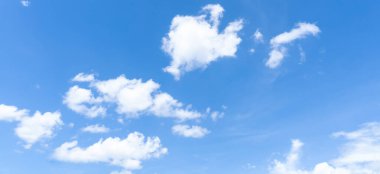 Düşük açı açısı ve güzel mavi gökyüzünün tüm çerçevesi sabahları ya da öğleden sonraları tuhaf beyaz bulutlar şeklinde olur. Güneşli bir günde dekoratif sanat eserlerinde doğal arka plan dokusu olarak kullanılır..