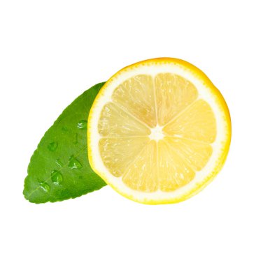 Olgun sarı limon meyvesinin ön görüntüsü veya yeşil yapraklı daire şeklinde dilimler kesme yolu ile beyaz arkaplanda izole edilir.