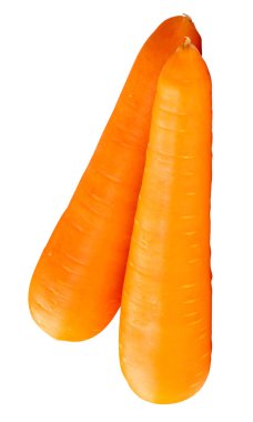 Yığının içindeki iki taze turuncu havuç kökünün yan görünümü kesme yolu ile beyaz arkaplanda izole edilmiştir..