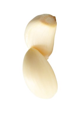 Soyulmuş sarımsak karanfillerinin ya da yığın içindeki parçaların yan görünümü kırpma yolu ile beyaz arkaplanda izole edilmiştir.