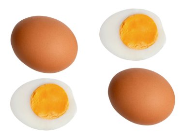 İki çiğ kahverengi tavuk yumurtası ve iki haşlanmış veya pişmiş yumurta ile yumurta sarısı iki yarım yumurta beyaz arka planda kırpma yolu ile izole edilir..