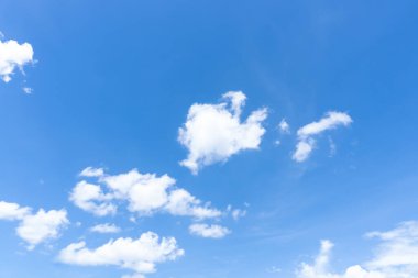 Düşük açı açısı ve güzel mavi gökyüzünün tüm çerçevesi sabahları ya da öğleden sonraları tuhaf beyaz bulutlar şeklinde olur. Güneşli bir günde dekoratif sanat eserlerinde doğal arka plan dokusu olarak kullanılır..