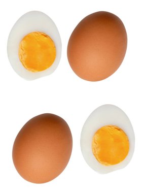 İki çiğ kahverengi tavuk yumurtası ve iki haşlanmış veya pişmiş yumurta ile yumurta sarısı iki yarım yumurta beyaz arka planda kırpma yolu ile izole edilir..