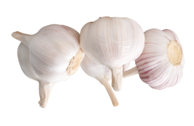 Gruptaki beş sarımsak ampulünün yan görünümü png dosya biçiminde kırpma yolu ile izole edilmiştir.