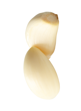 Soyulmuş sarımsak karanfillerinin ya da yığın içindeki parçaların yan görünümü png dosya biçiminde kırpma yolu ile izole edilmiştir.