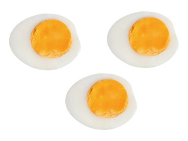 Yumurta sarısı ile üç yarıda soyulmamış ya da haşlanmış tavuk yumurtası seti beyaz arka planda kırpma yolu ile izole edilir..