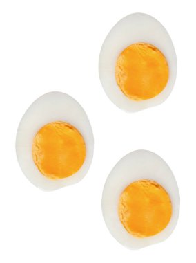 Yumurta sarısı ile üç yarıda soyulmamış ya da haşlanmış tavuk yumurtası seti beyaz arka planda kırpma yolu ile izole edilir..