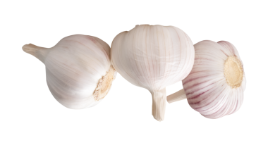 Yığındaki üç sarımsak ampulünün yan görünümü png dosya biçiminde kırpma yolu ile izole edilmiştir.