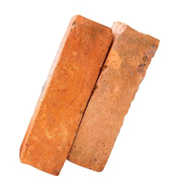 Yığındaki iki çatlamış kırmızı ya da turuncu tuğlanın yan görünümü kırpma yolu ile beyaz arkaplanda izole edilmiştir..